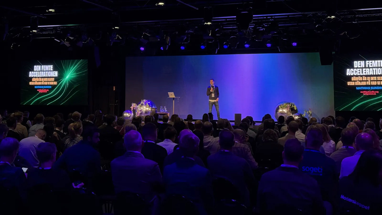 A full hall at AI Day at Science Park in Jönköping, with a speaker on stage