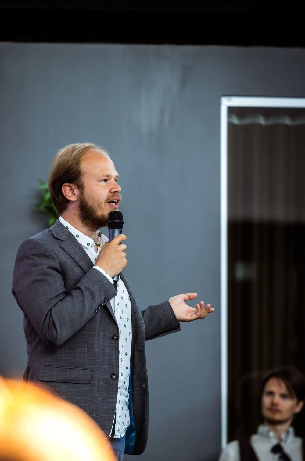 Fredrik Löfgren speaking about how technology, digitalization, and AI are changing society
